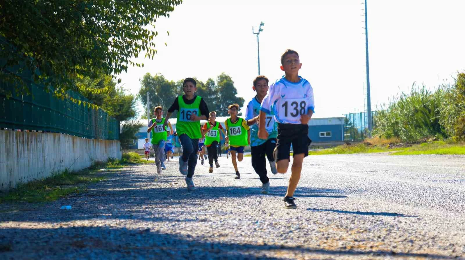 281 Sporcu Okul Sporları Kros İl Birinciliği'nde Aydın'da Yarıştı