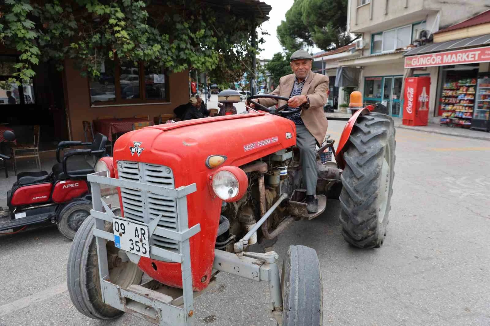 88 yaşındaki Ali Avşar, 69 yıllık traktörüyle üretmeye devam ediyor