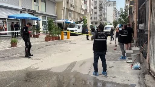 Adana Seyhan Reşatbey’de Silahlı Saldırıda 1 Ölü, 1 Yaralı; İş Yeri Önünde