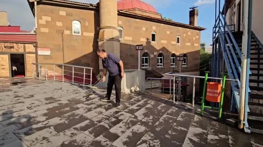 Adilcevaz'da Kasap ile Karga Arasında Sıcak Bağ: Karga Dükkânın Müdavimi