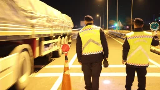 Aksaray'da Jandarma KOM, Asayiş ve Trafik Ekipleri Yol Denetimlerini Sürdürüyor