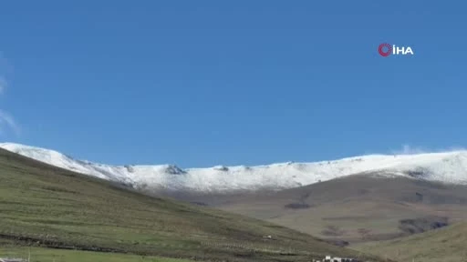 Ardahan'da Kısır Dağı Zirvesine Mevsimin İlk Karı Yağdı, Çıldır'da Görüldü