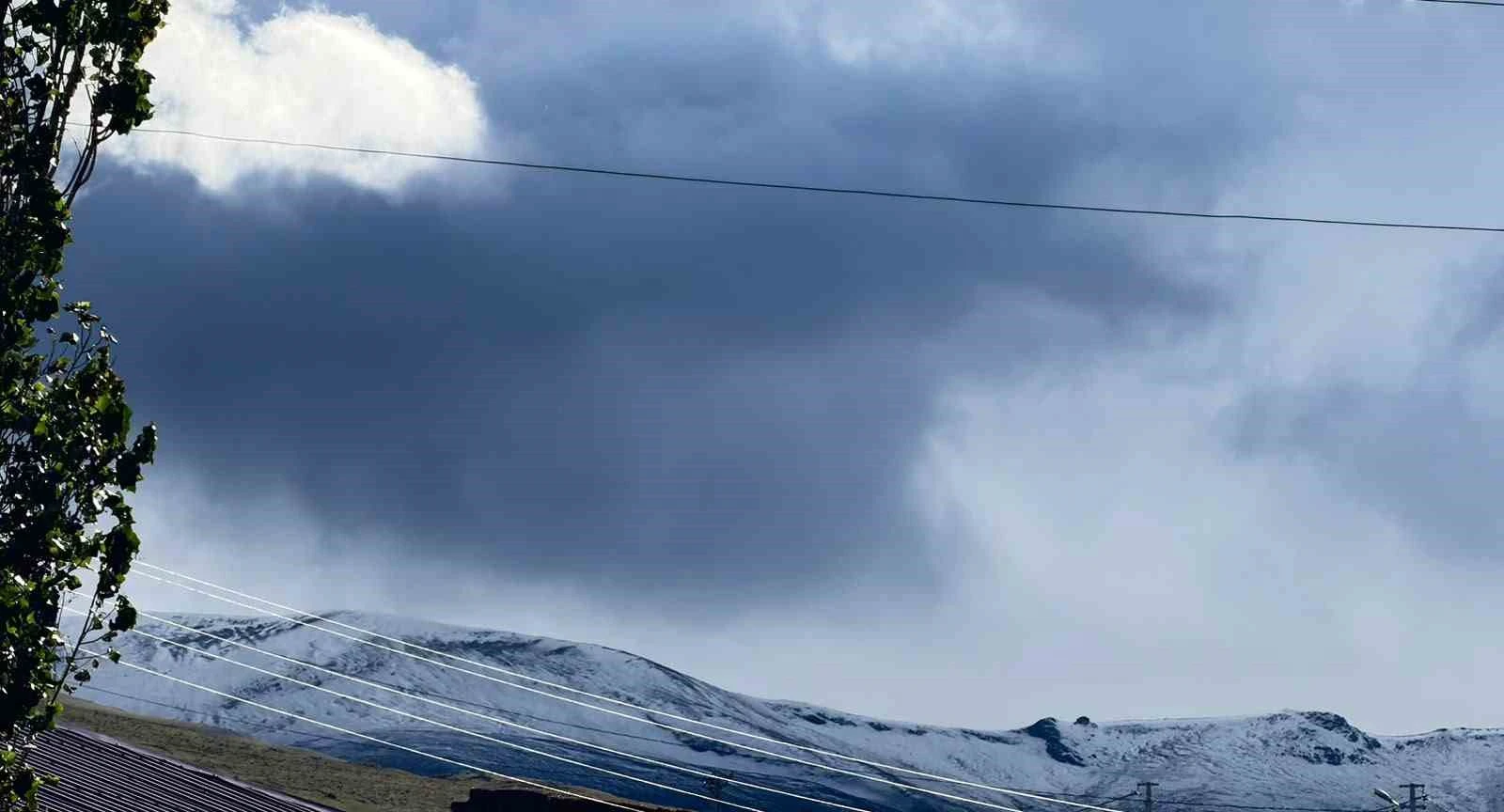 Ardahan’a mevsimin ilk karı yağdı, Kısır Dağı’nın zirvesi beyaza büründü