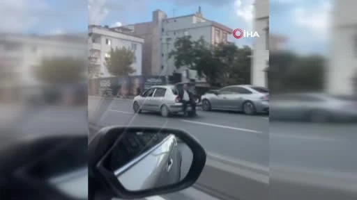 Avcılar E-5'te Otomobilin Açık Bagajında Bir Kişi Tehlikeli Yolculuk