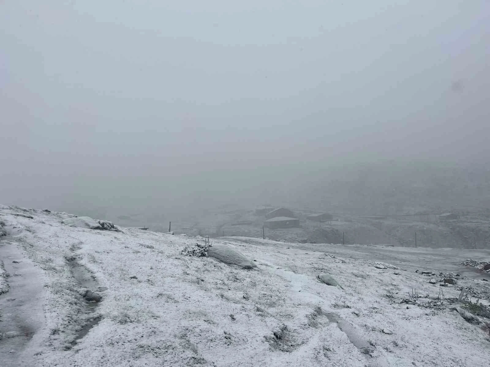 Çamlıhemşin'de Avusor Yaylası Karla Kaplandı, Yayla Sezonu Kapandı