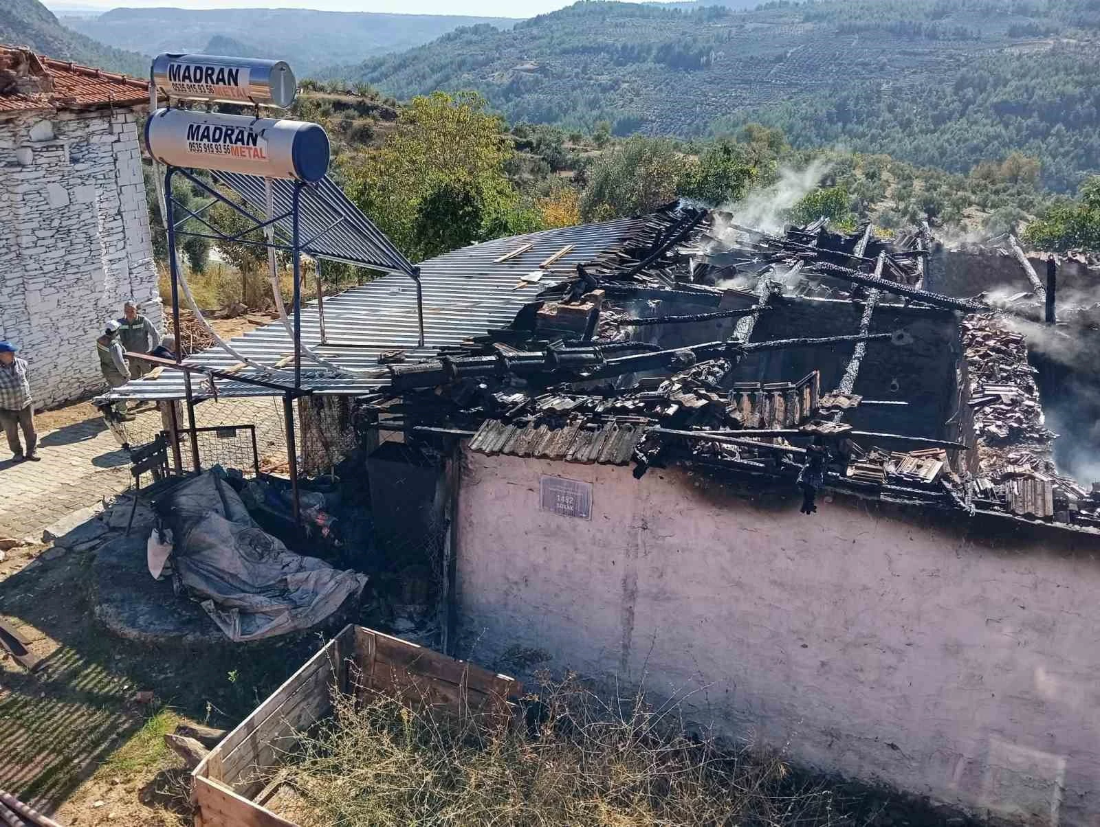 Aydın’da çıkan yangında bir ev küle döndü