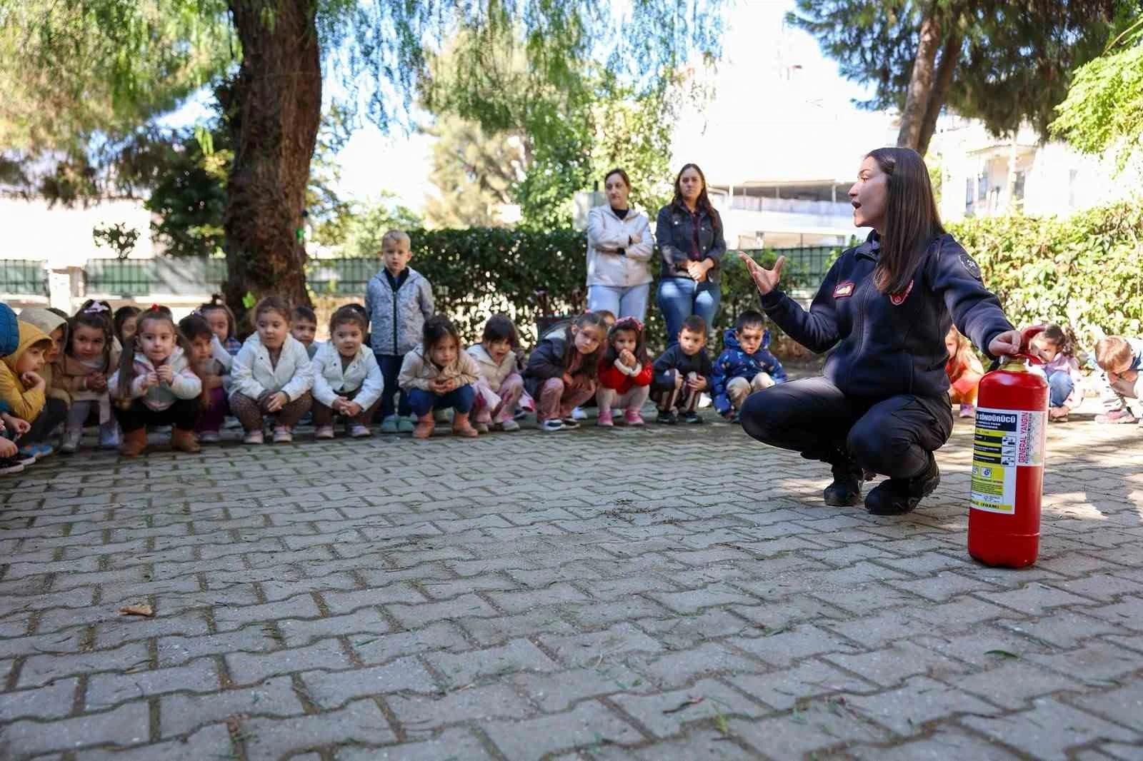 Aydın’da itfaiye ekipleri, çocuklara yangın ve acil durum eğitimi verdi
