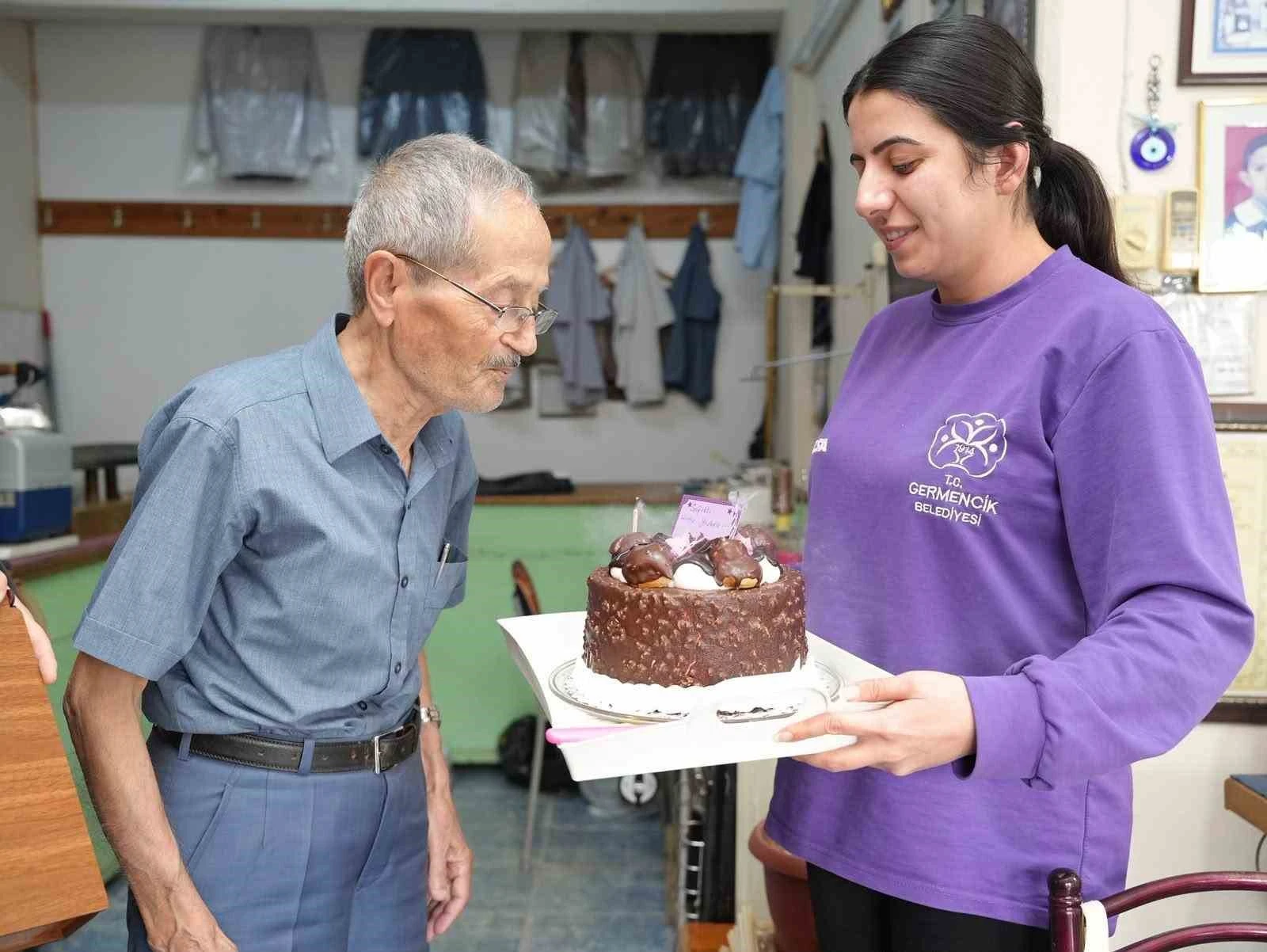 Başkan Burak Zencirci, 67 yıllık terzi İsmail Gülcan'ın doğum gününü kutladı