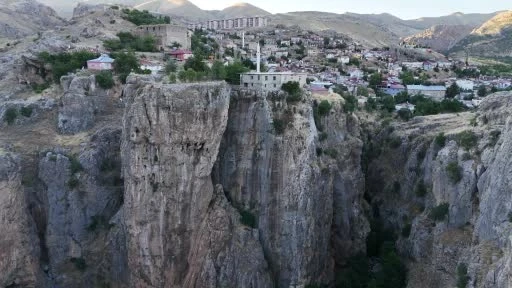 Diyarbakır Çüngüş'teki 168 Metrelik Uçurum Evine İlgi Artıyor