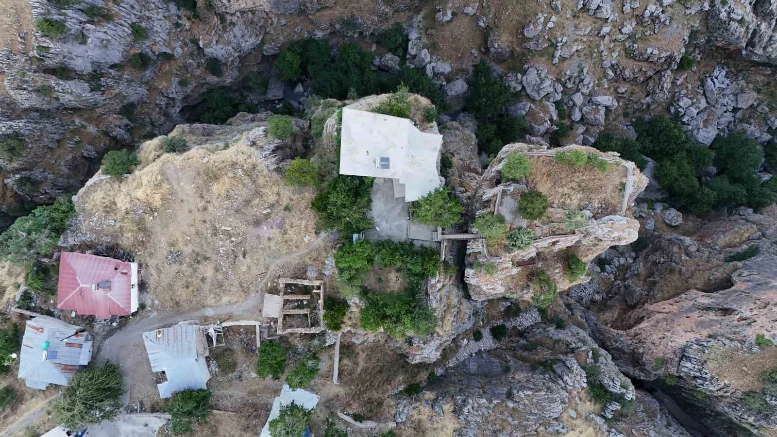 Bu evi gören bir daha bakıyor: Farklı kayalardaki ev ve bahçesine köprü ile ulaşım sağlanıyor
