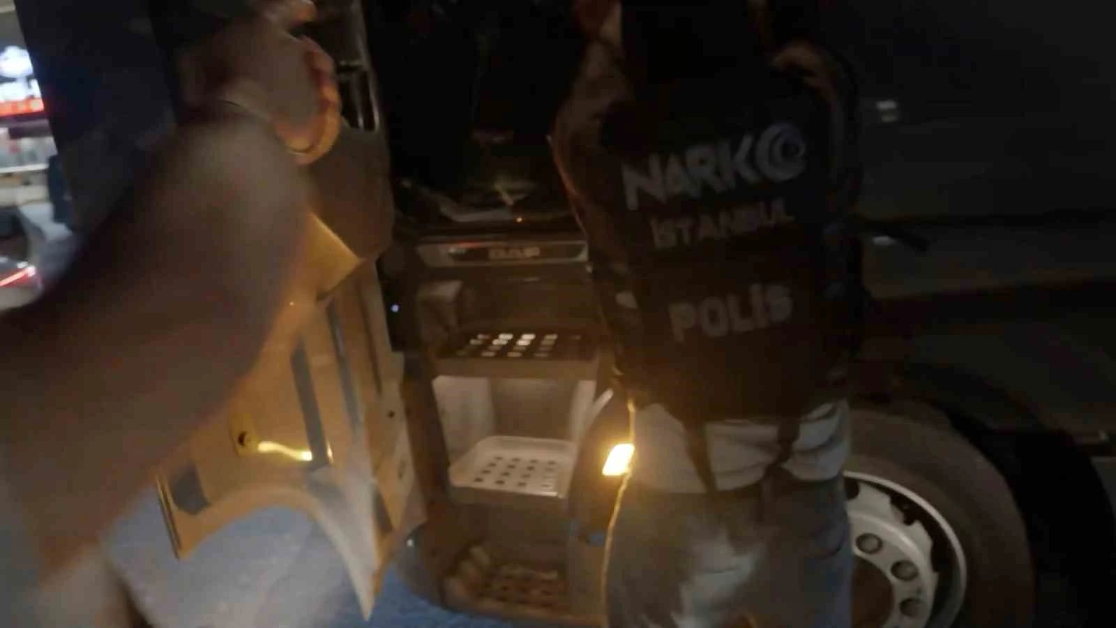 Bulgaristan’dan gelen tırda 84 kilo 700 gram skunk maddesi ele geçirildi, nefes kesen operasyon kameraya yansıdı
