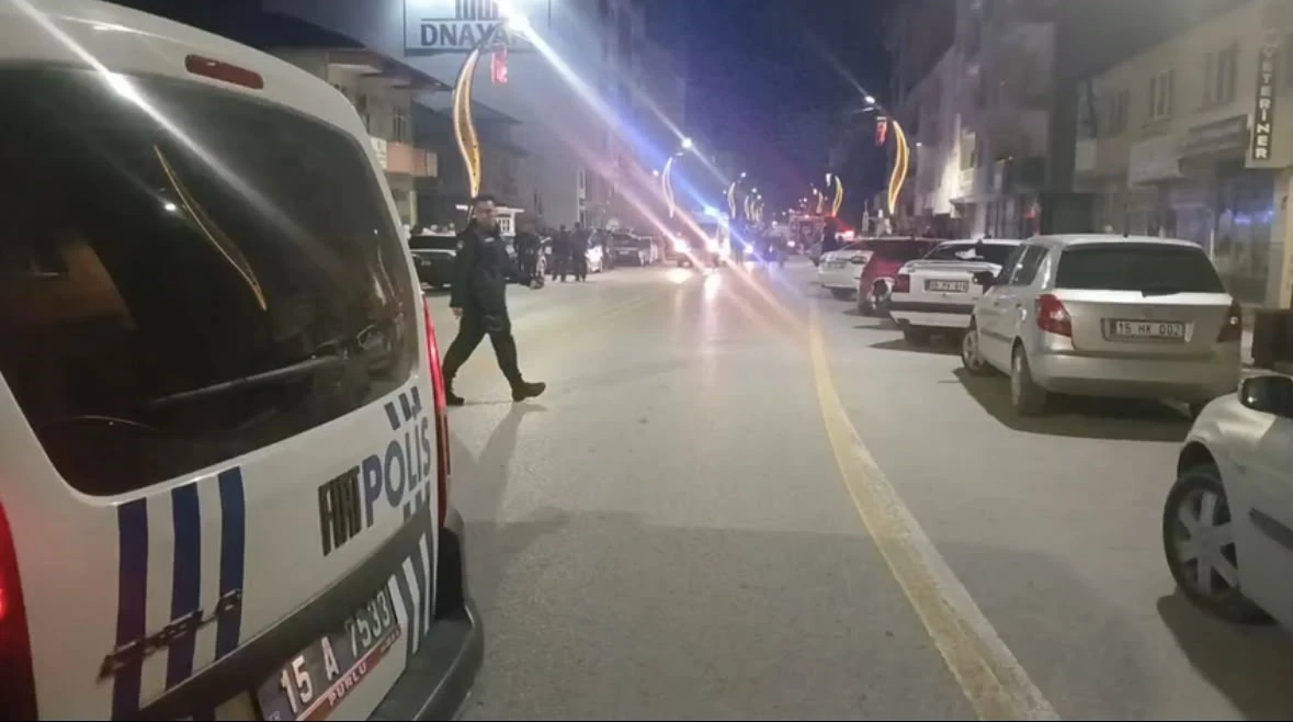 Burdur’da çatı alevlere teslim oldu: Yangın güçlükle söndürüldü