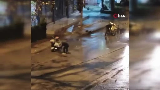 Bursa'da Kaza Sonrası Yola Saçılan Meyveleri Halk Topladı