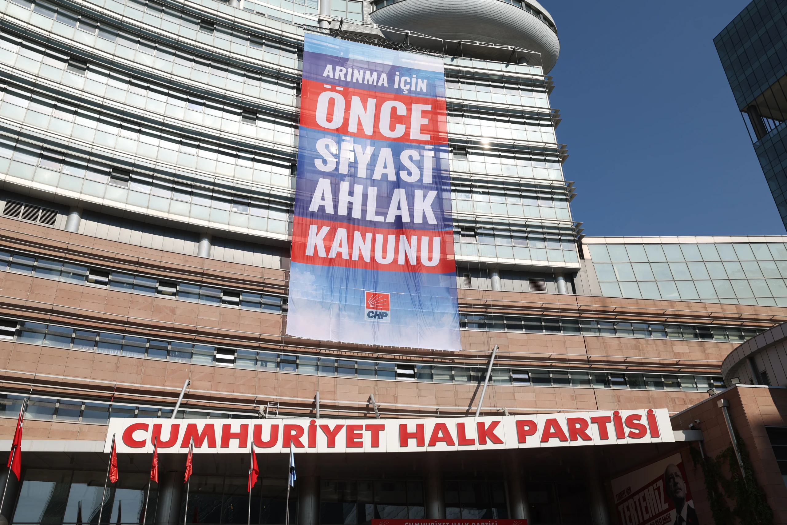 CHP Genel Merkezi’nin dış cephesine asılan “Arınma için önce siyasi ahlak kanunu” yazılı pankart.