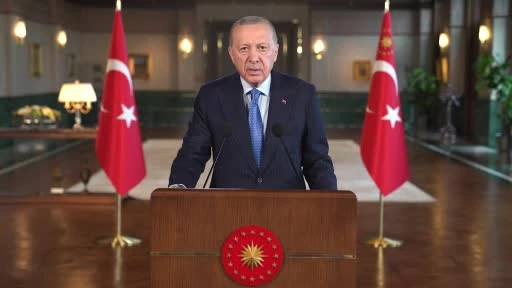 Cumhurbaşkanı Erdoğan: "Güvenli gıdaya erişimi sadece bir arz meselesi olarak değil, milli güvenliğimizin temel unsuru olarak görüyor, bu yönde adımlarımızı atıyoruz" videosu