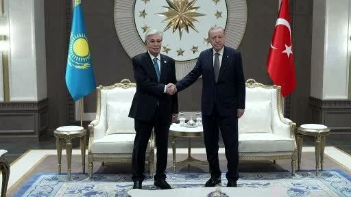 Cumhurbaşkanı Erdoğan, Kazakistan Cumhurbaşkanı Tokayev’i havalimanında karşıladı videosu