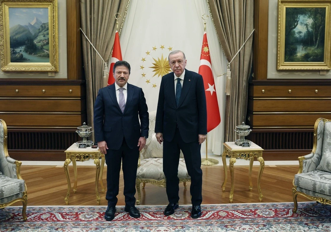 Cumhurbaşkanı Recep Tayyip Erdoğan, Türkiye Esnaf ve Sanatkârları Konfederasyonu (TESK) Genel Başkanı Mehmet Yiğiner’i Cumhurbaşkanlığı Külliyesi’nde kabul etti