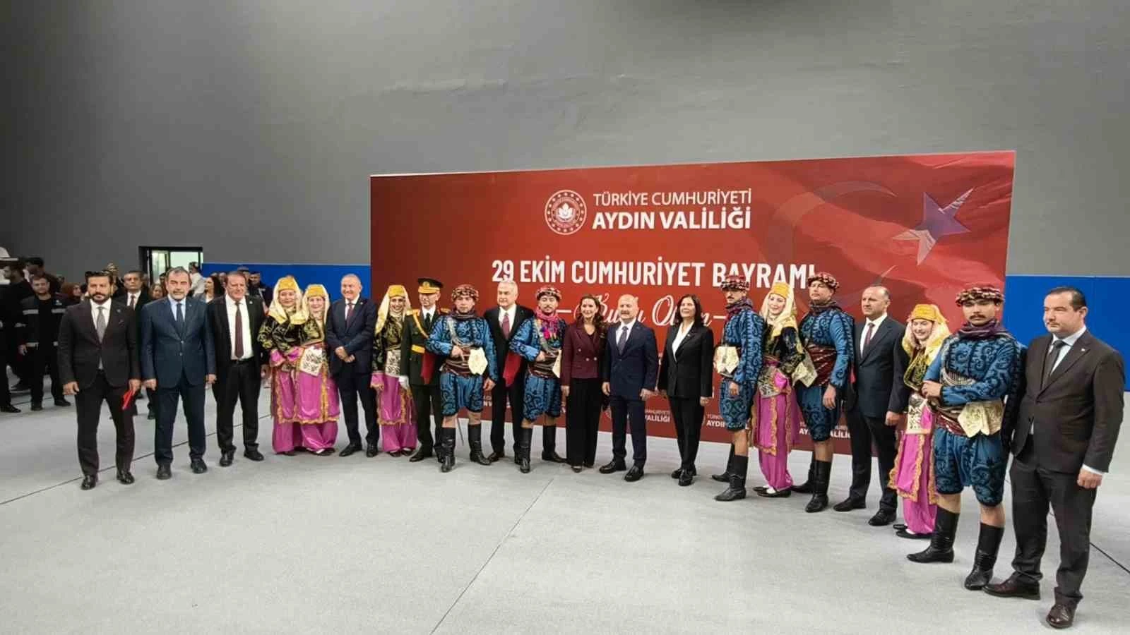 Cumhuriyetin 103. yılı Aydın'da törenle kutlandı, öğrenciler ödüllendi