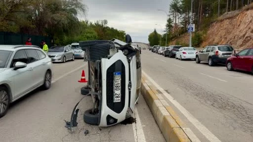 Devrilen otomobilden şans eseri burnu bile kanamadan çıktı videosu