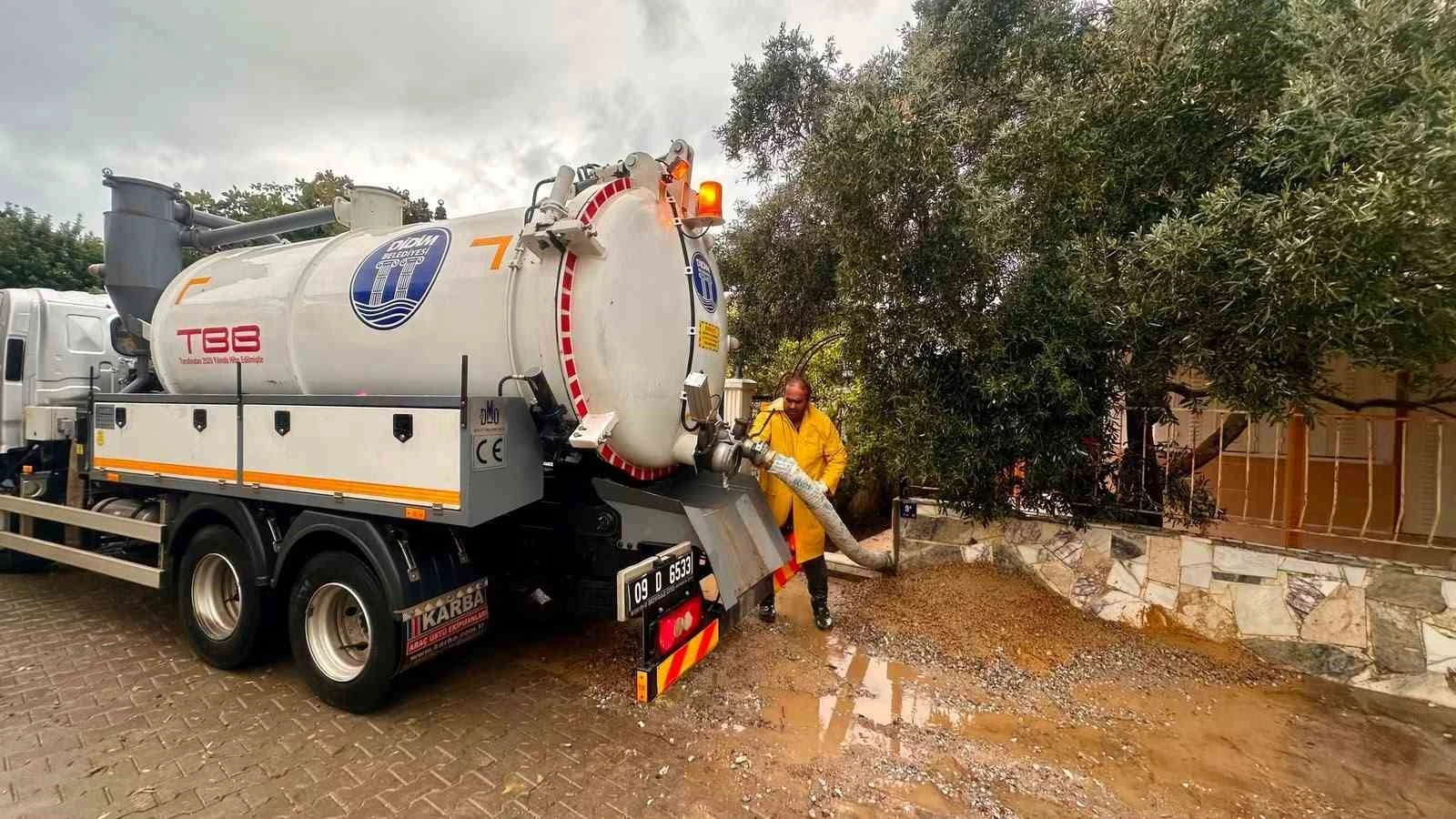 Didim Belediyesi ekipleri yağışın olumsuzluklarına sahada müdahale ediyor