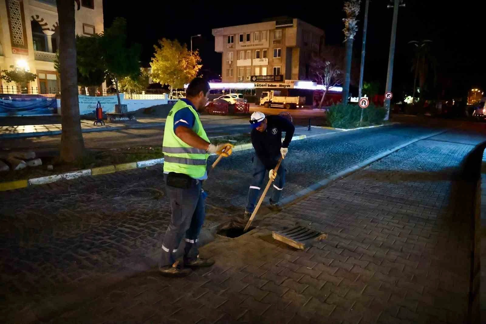 Didim Belediyesi, yağış öncesi yağmur suyu ızgara ve rögarlarını temizledi