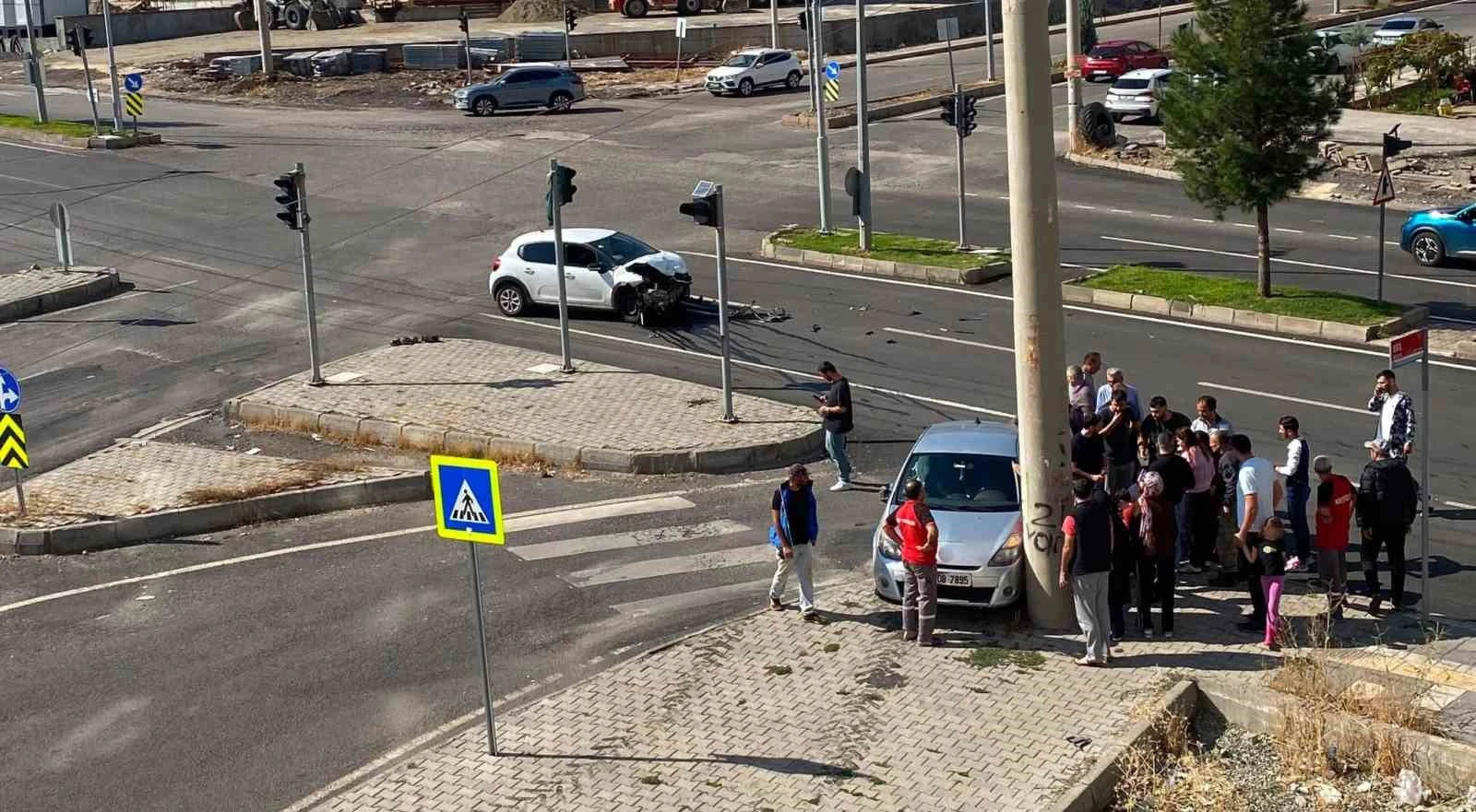 Diyarbakır’da iki araç çarpıştı: 3 yaralı