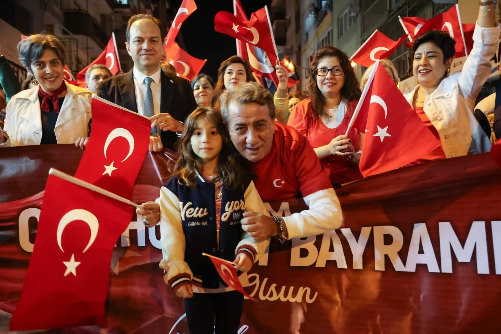 Efeler'de Cumhuriyet Coşkusu Sokaklara Taştı