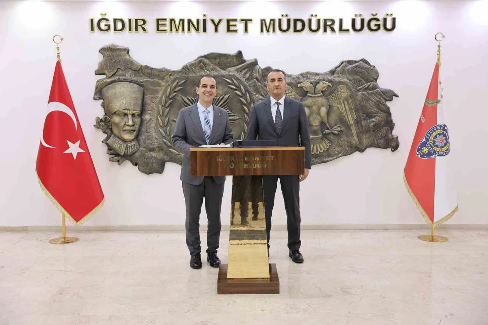 Iğdır'da Vali Taşolar, Yeni Emniyet Müdürü Er'i Makamında Ziyaret Etti