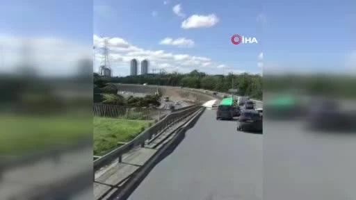 Esenler'de Damperi Açık Kamyon Tabelalara Çarpıp Devrildi, Sürücü Kaçtı