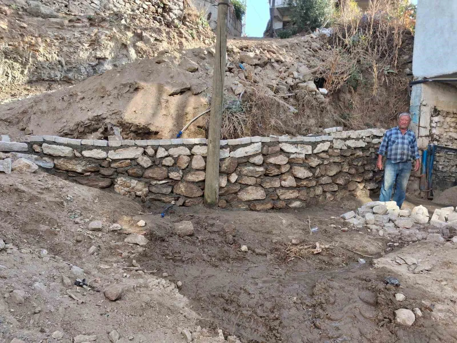 Esentepe Mahallesi’nde taş döşeme ve istinat duvarı işleri sürüyor
