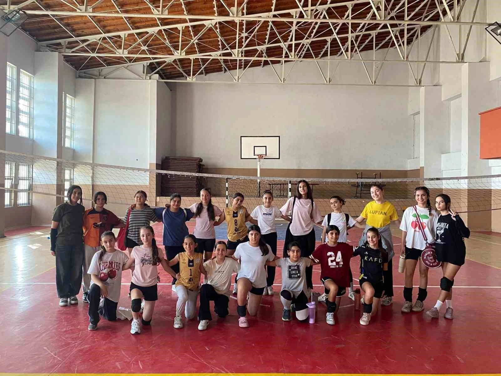Germencik Belediyesinin kış kurslarında çocuklar voleybol ve basketbol eğitimi alıyor