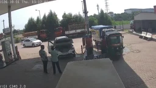 Hindistan’da dolum yapan CNG’li araç patladı: 2 yaralı videosu