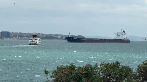 İstanbul Boğazı'nda Şiddetli Rüzgar Gemilerin Manevrasını Zorlaştırdı