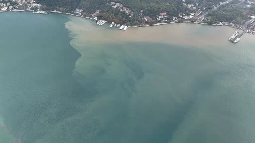 İstanbul'da Sağanak Yağış Boğaz'ın Rengini Kahverengiye Dönüştürdü