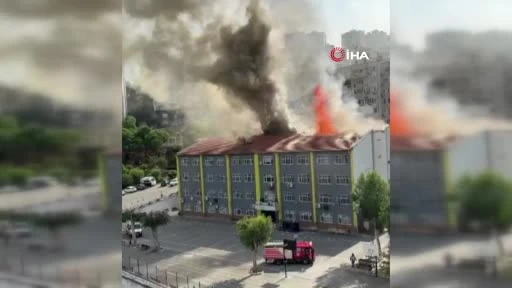 İzmir Karabağlar'da Ortaokul Çatısında Yangın, Can Kaybı Yok