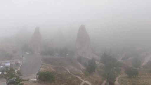 Kapadokya'da Yoğun Sis Peribacalarını Örttü; Nevşehir'de Balon Turları İptal