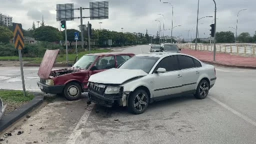 Karaman'da İki Otomobil Çarpıştı: Alacasuluk Mahallesi'nde 1 Yaralı