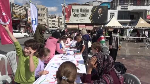 Kilis'te Çocuklar Metrelerce Kağıda Çizip Filistinli Çocuklara Destek Verdi