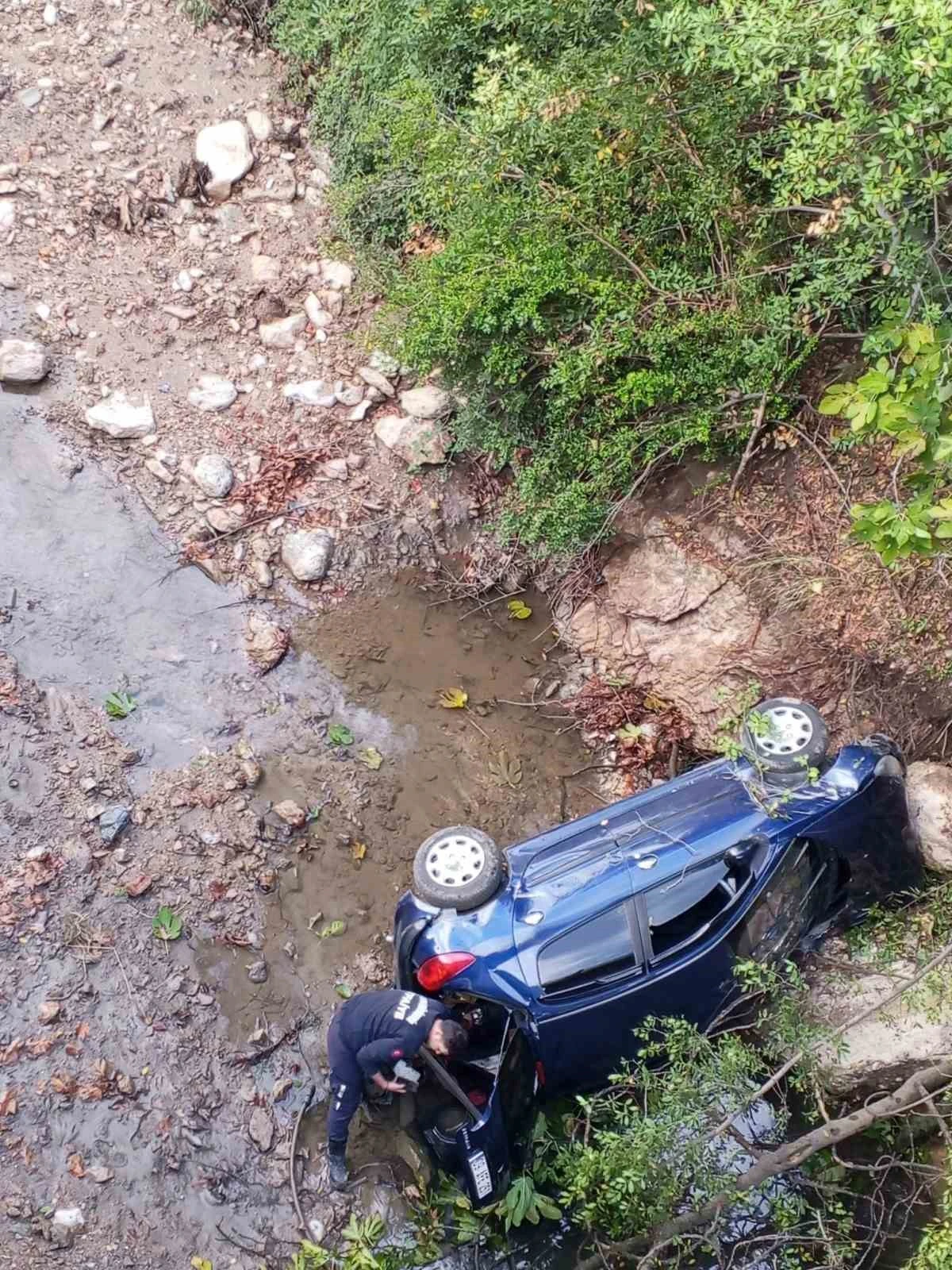 Köprüden dereye uçan otomobildeki 3 kişi yaralandı; araç kontrolden çıkmıştı
