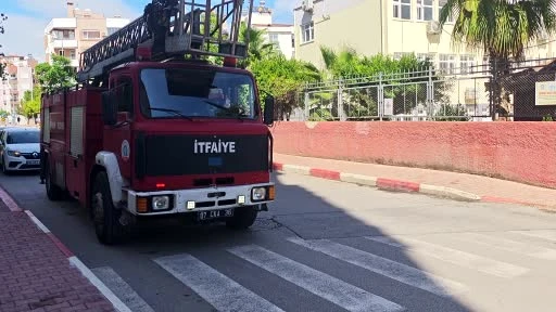 Muratpaşa'da KPSS Sonrası Okulda Mahsur Kalan Kadın İtfaiye Tarafından Kurtarıldı