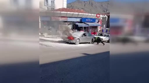 Amasya'da KPSS için Park Edilen Otomobil Alev Aldı, Polis Söndürdü