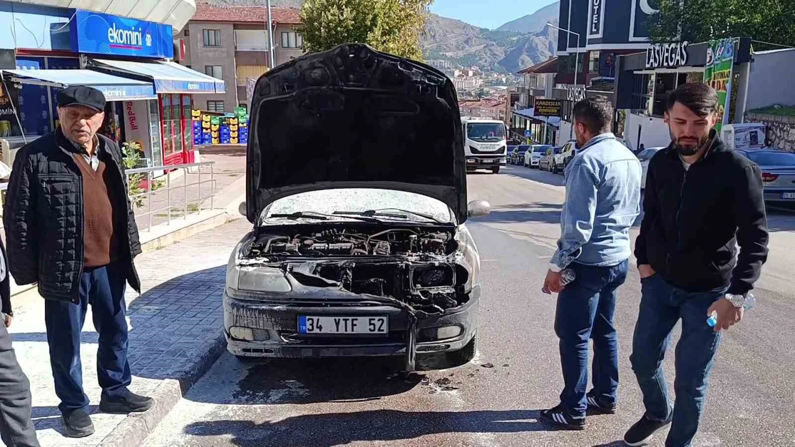 Amasya'da KPSS için Park Edilen Otomobil Alev Aldı, Polis Söndürdü