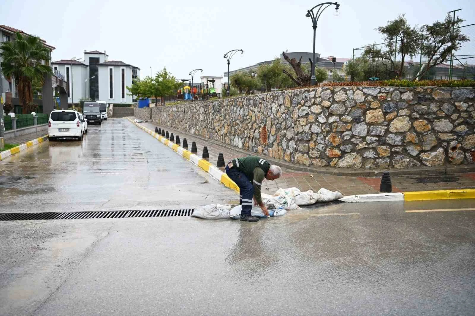 Kuşadası Belediyesi ekipleri yağmur sonrası tıkanan mazgalları temizledi
