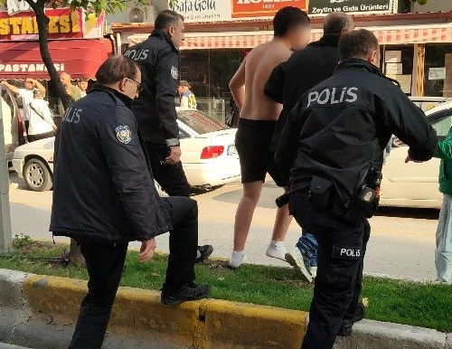Kuşadası'nda elinde bıçaklarla koşan genç, polis müdahalesiyle gözaltına alındı
