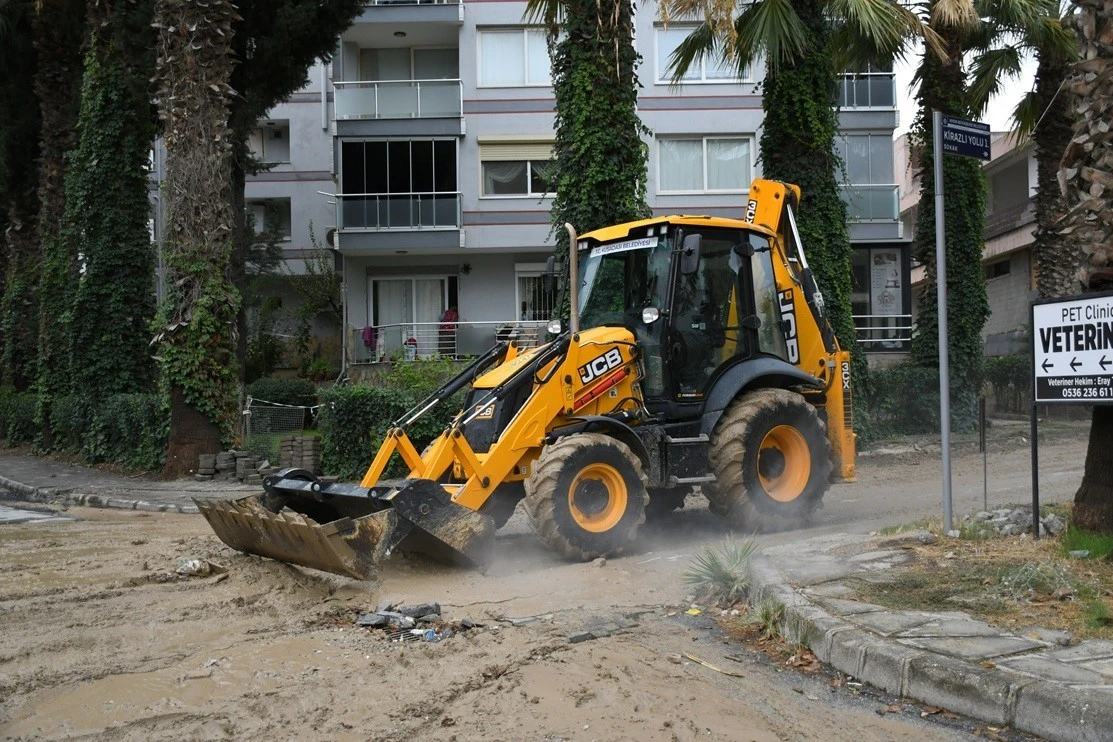 Kuşadası’nda fırtına sonrası ekipler sahaya indi