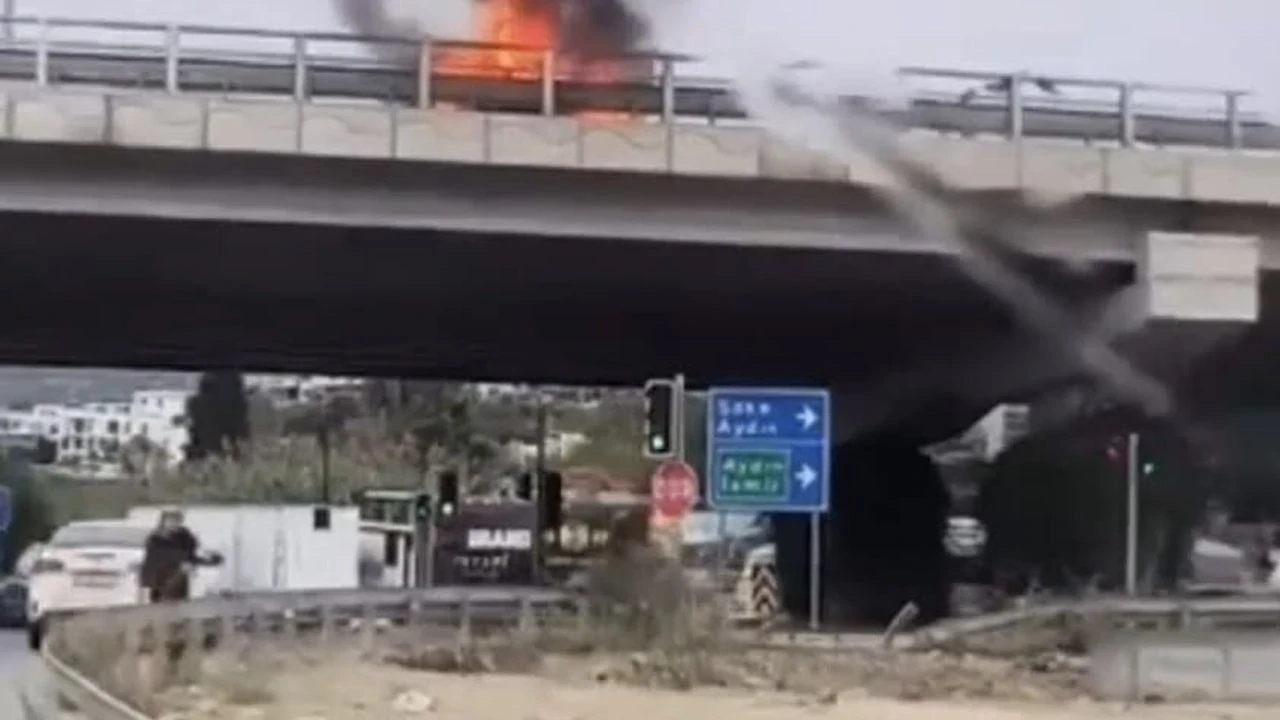 Kuşadası'nda Üst Geçitte Otomobil Alev Alev Yandı!