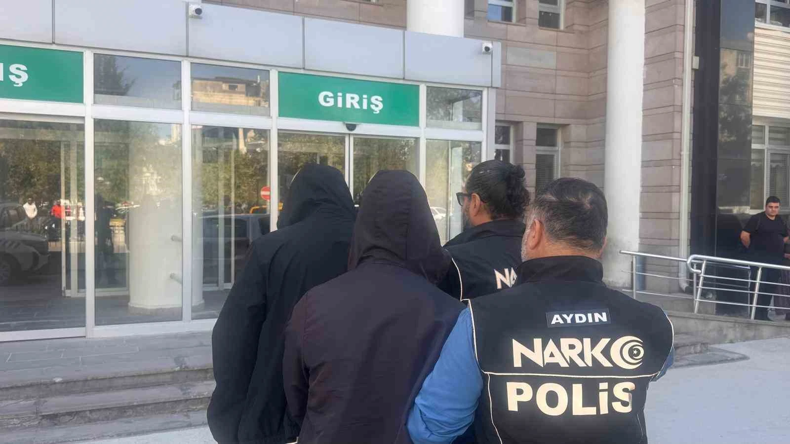 Kuşadası'nda 2 Şüpheli Tutuklandı; 1,495 Kg Esrar ve Düzenekler Ele Geçirildi