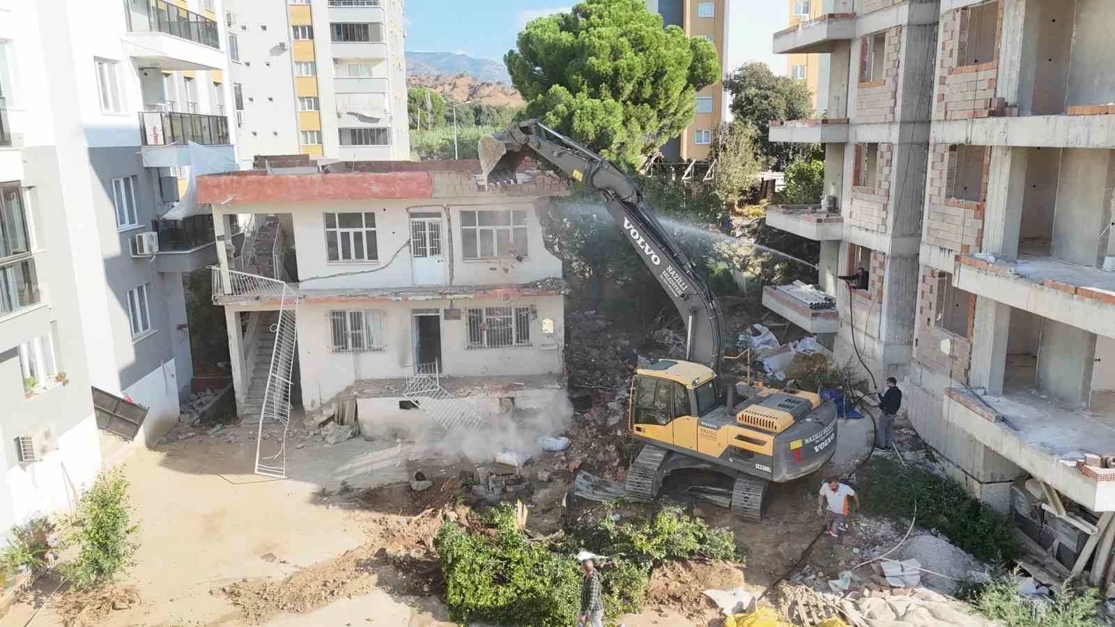 Metruk bina yıkıldı, trafik rahatlayacak