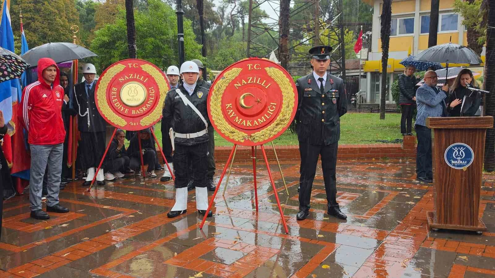 Nazilli'de Cumhuriyet'in 103. yılı çelenk töreni sağanağa rağmen sürdürüldü
