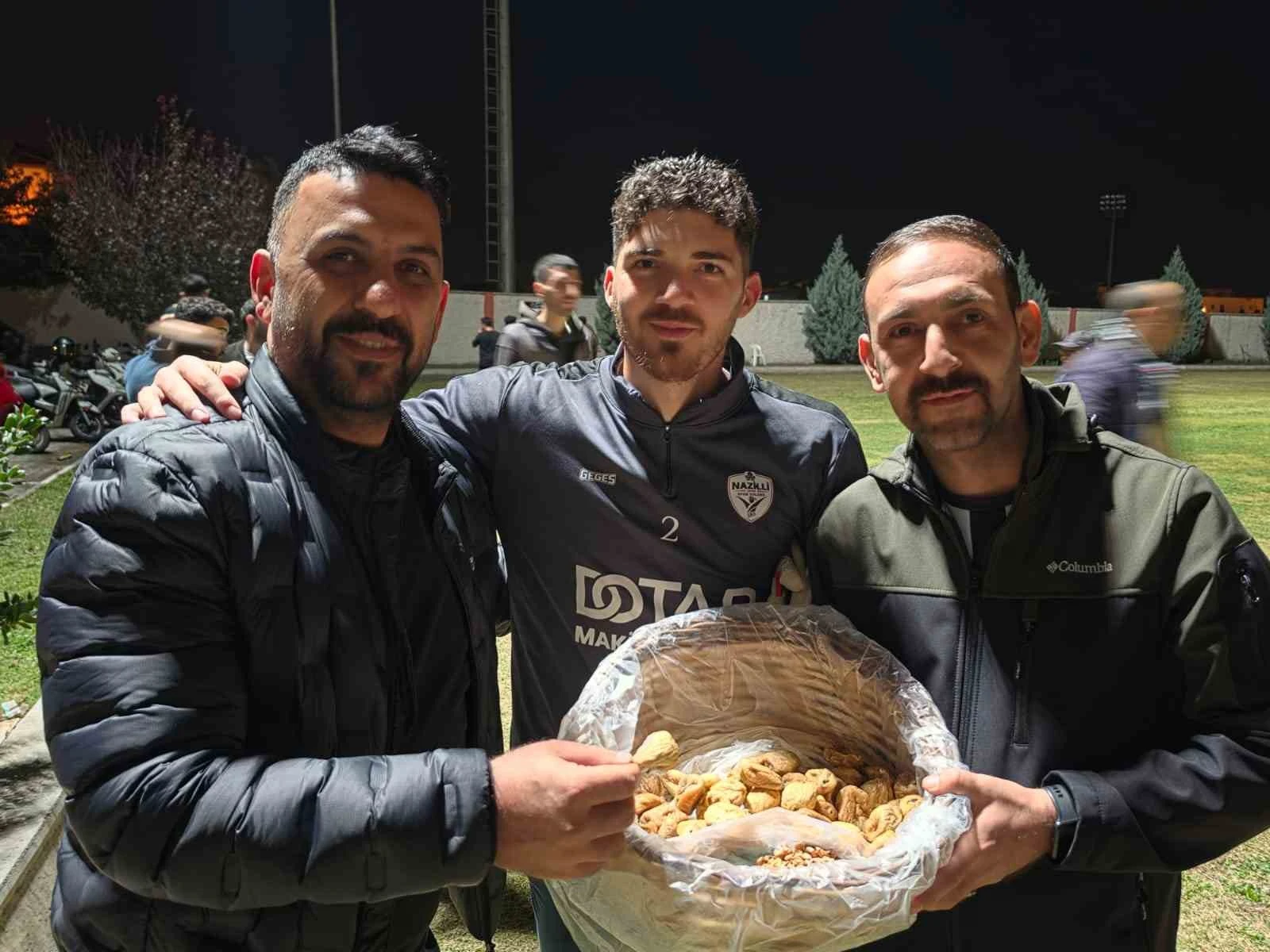 Nazilli Şehir Spor Kulübü'ne taraftardan meşaleli destek, incir ikramı
